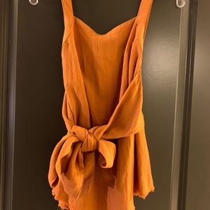 Flowy tank with wrap around synching and bow!